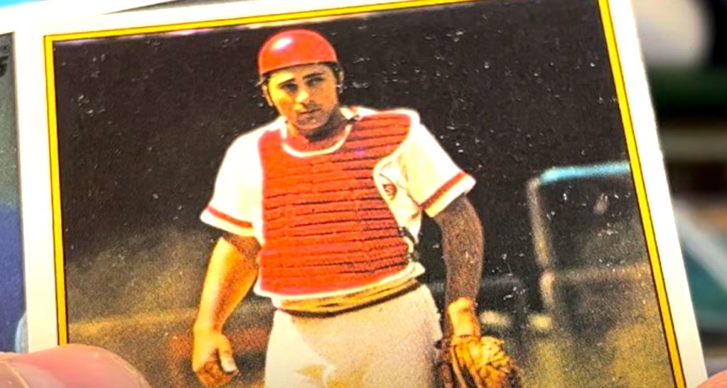 Would Johnny Bench really wear short sleeves if it was actually snowing? Probably, but those white specks are not fluffy flurries, but rather print defects